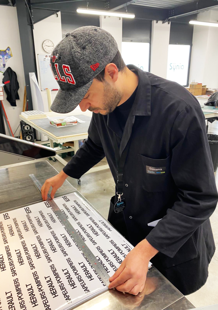 Sÿnia ; étiquettes adhésives ; marquage ; domings ; RSE ; étiquettes en relief ; étiquettes 3D ;