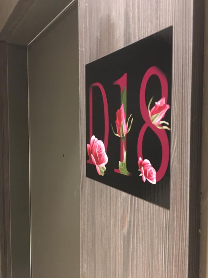 Signalétique adhésive en relief